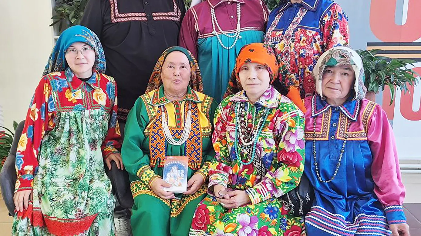 Ясӊев еӆ туты мосаӆ. Ясӊев ант ки уйтӆэв, хоты еӆӆы шавиӆэв? Хоят уӊаӆ пуншам ясӊаӆ, си такан тайты мосаӆ. Хор: Елена Сибарева