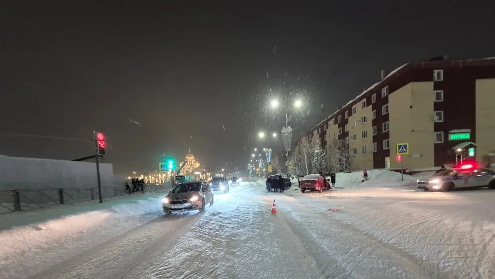 ДТП на ул. Матросова в Салехарде. Фото: пресс-служба Госавтоинспекции ЯНАО