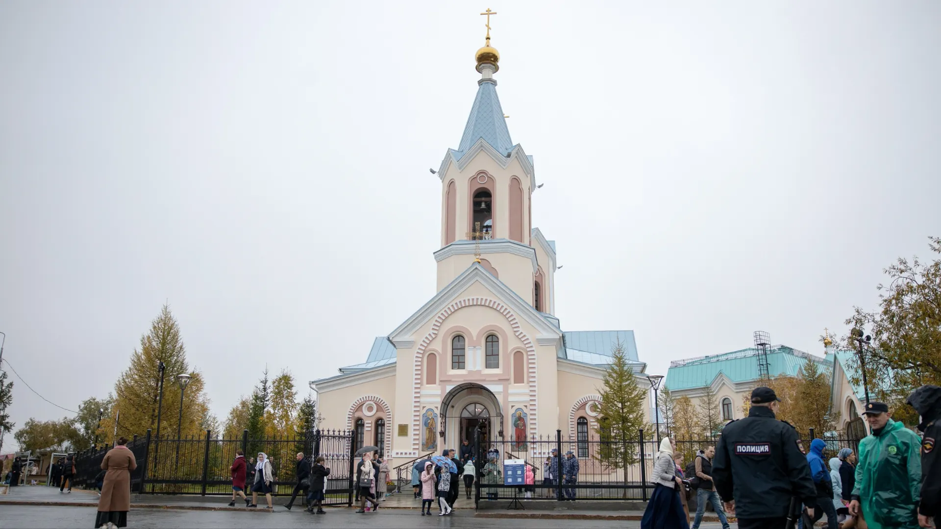 В старинном храме святых апостолов Петра и Павла в будни и выходные проводятся богослужения. Фото: Фёдор Воронов / «Ямал-Медиа»