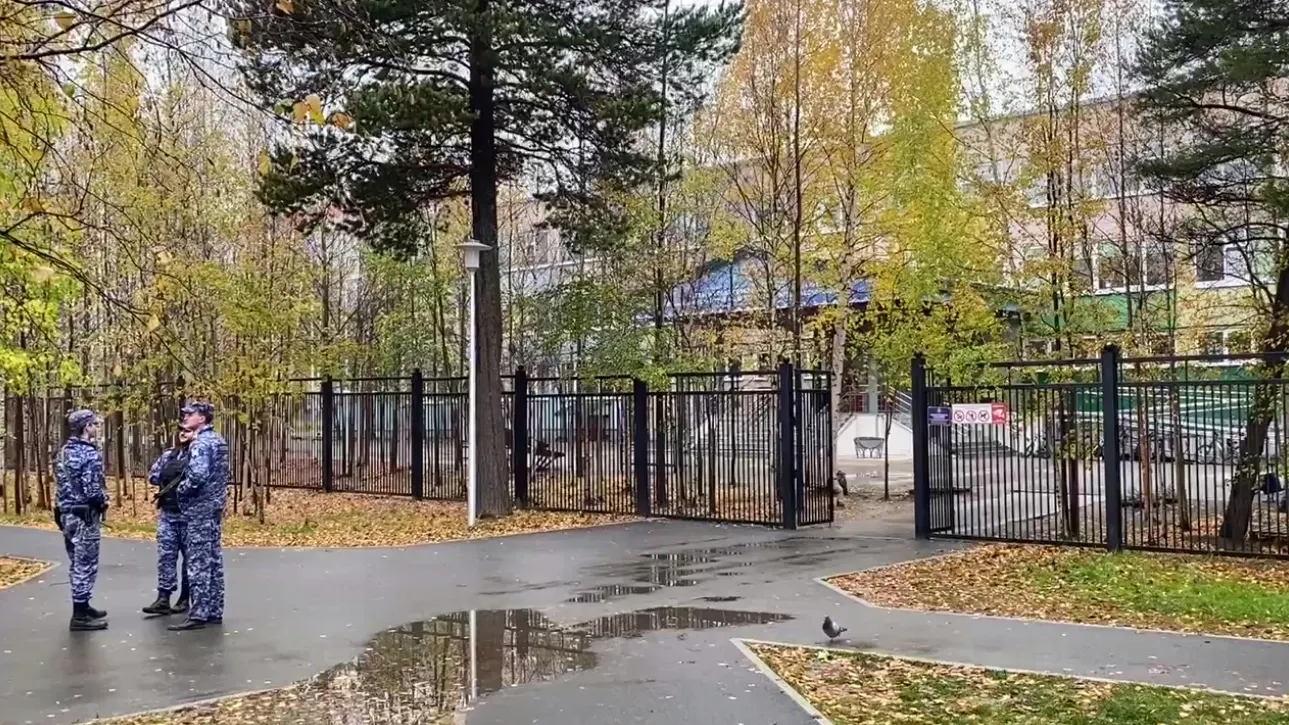 Эвакуированных из школы детей отвели в колледж и детсад. Фото: скриншот видео Ярослава Кудренка / «Ямал-Медиа»