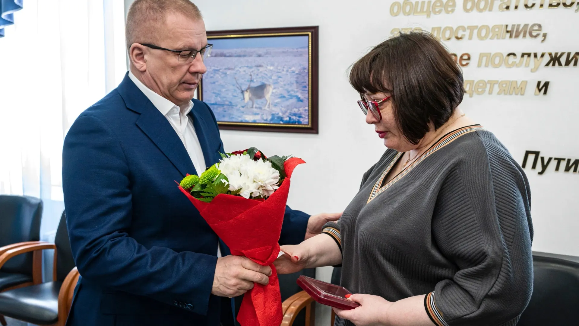 Андрей Кугаевский вручил орден жене погибшего добровольца. Фото: vk.com/an_kugaevskiy