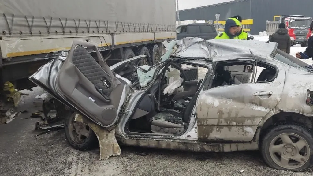 Водителя смятой легковушки вырезали из машины. Фото: пресс-служба ГУ МЧС по ЯНАО 