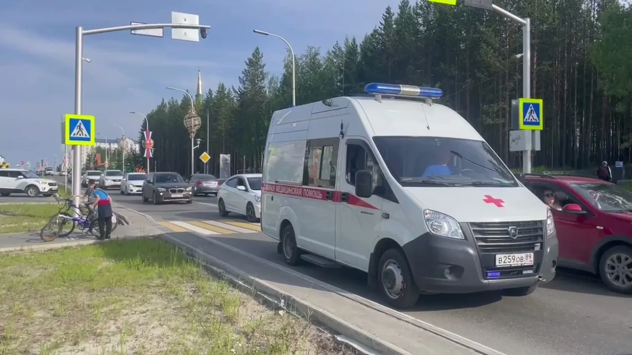 На место ДТП в Ноябрьске приехала скорая. Фото: Юлия Морева / «Ямал-Медиа»