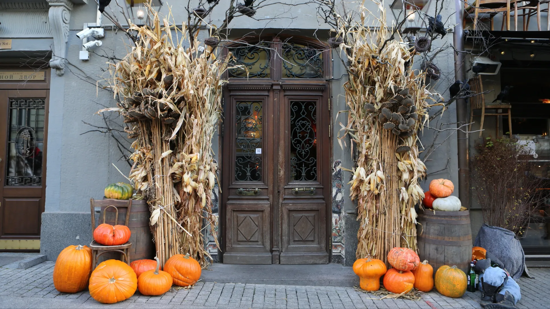 Уличное оформление хода в ресторан в честь Хэллоуина в Москве. Фото: Sergey Bezgodov / Shutterstock / Fotodom