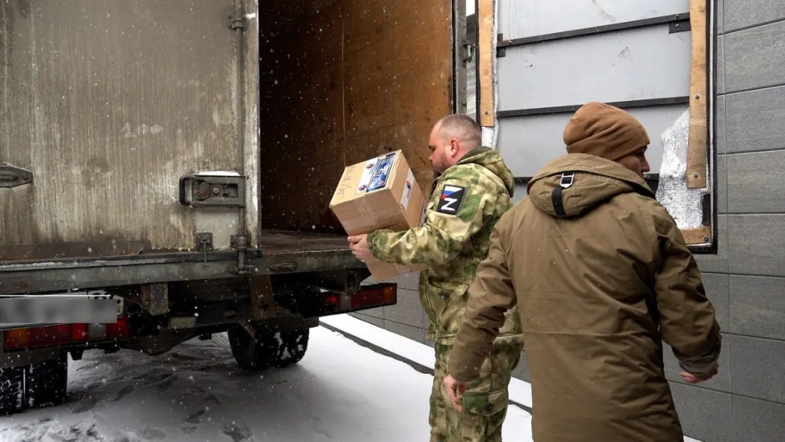 На остановке в Тюмени колонну догрузили продуктами и инструментами. Фото: «Ямал-Медиа»