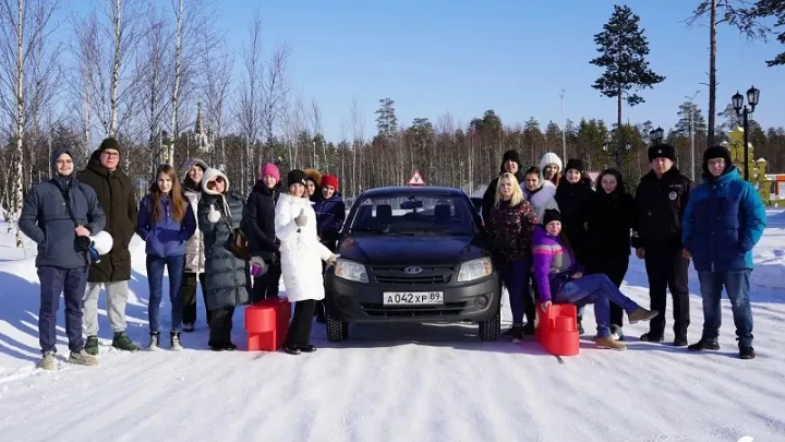 Автолюбительницы состязались в мастерстве фигурного вождения, знании ПДД и оказании доврачебной помощи. Фото: 89.мвд.рф