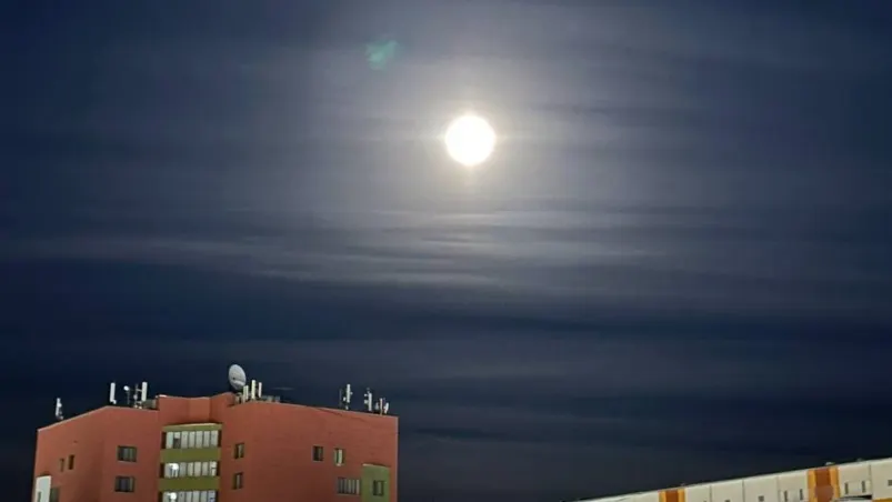 Суперлуна над Новым Уренгоем. Фото: zhivem_na_severe