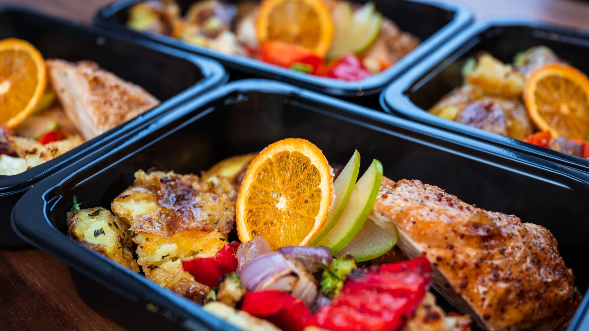 Вкусную и питательную пищу доставят прямо на рабочее место. Фото: Michel Cellier / Shutterstock.com
