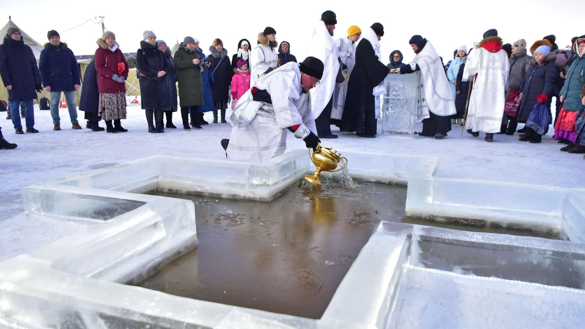 На Крещение освящают воду в храмах и водоемах. Фото: Андрей Ткачёв / АНО «Ямал-Медиа»