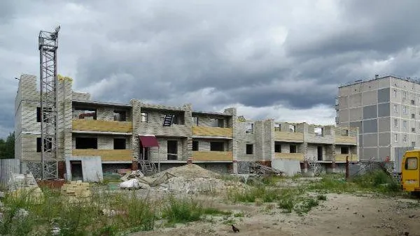 Дом № 28 по Советской не единственный долгострой в регионе.  Без вмешательства власти разрешить проблему обманутых дольщиков не получается. Фото: Валерия Акименко / КРАСНЫЙ СЕВЕР