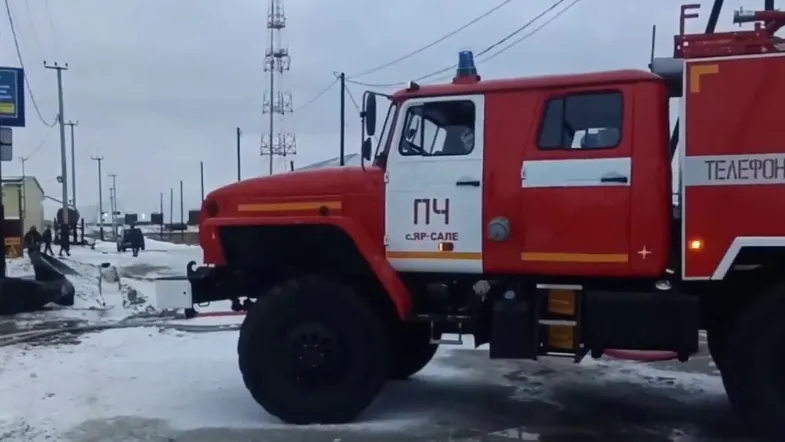 Пожарные прибыли к горящему гаражу за считаные минуты. Фото: скриншот видео «Мой Яр-Сале» / t.me/moy_yarsale