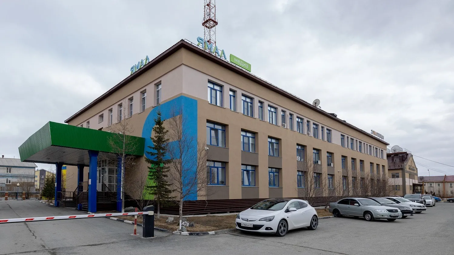 Редакция журнала «Ямальский меридиан» сегодня располагается в здании медиахолдинга «Ямал-Медиа». Фото: Александр Чирва / «Ямал-Медиа»