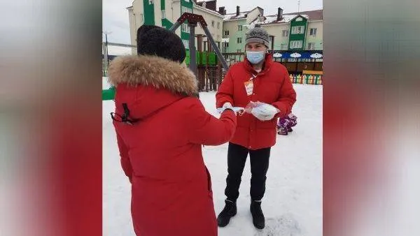 На улицах работает волонтер Иван Петров. Фото: Ульяна Утхунова.