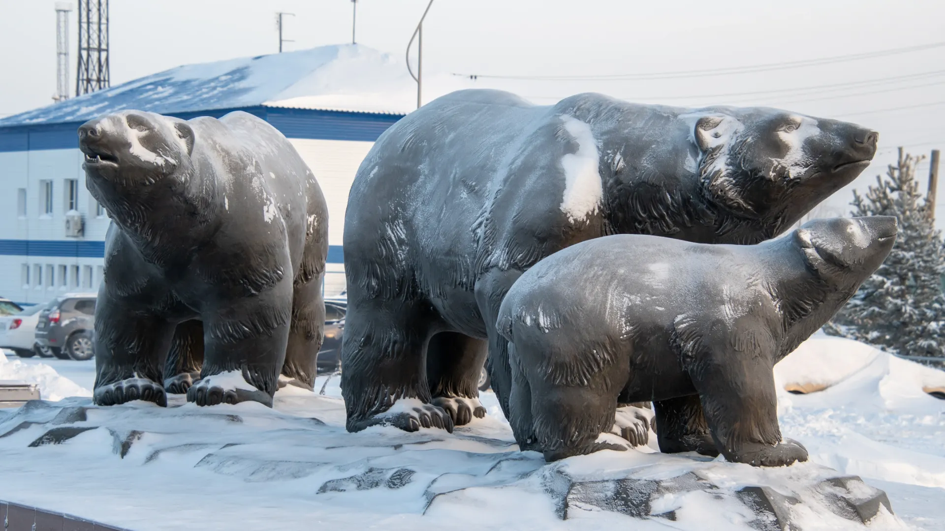 «Белые медведи» - скульптура Кирилла Никифорова в Ноябрьске.