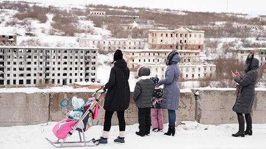 люди на набережной перед поселком Рудник