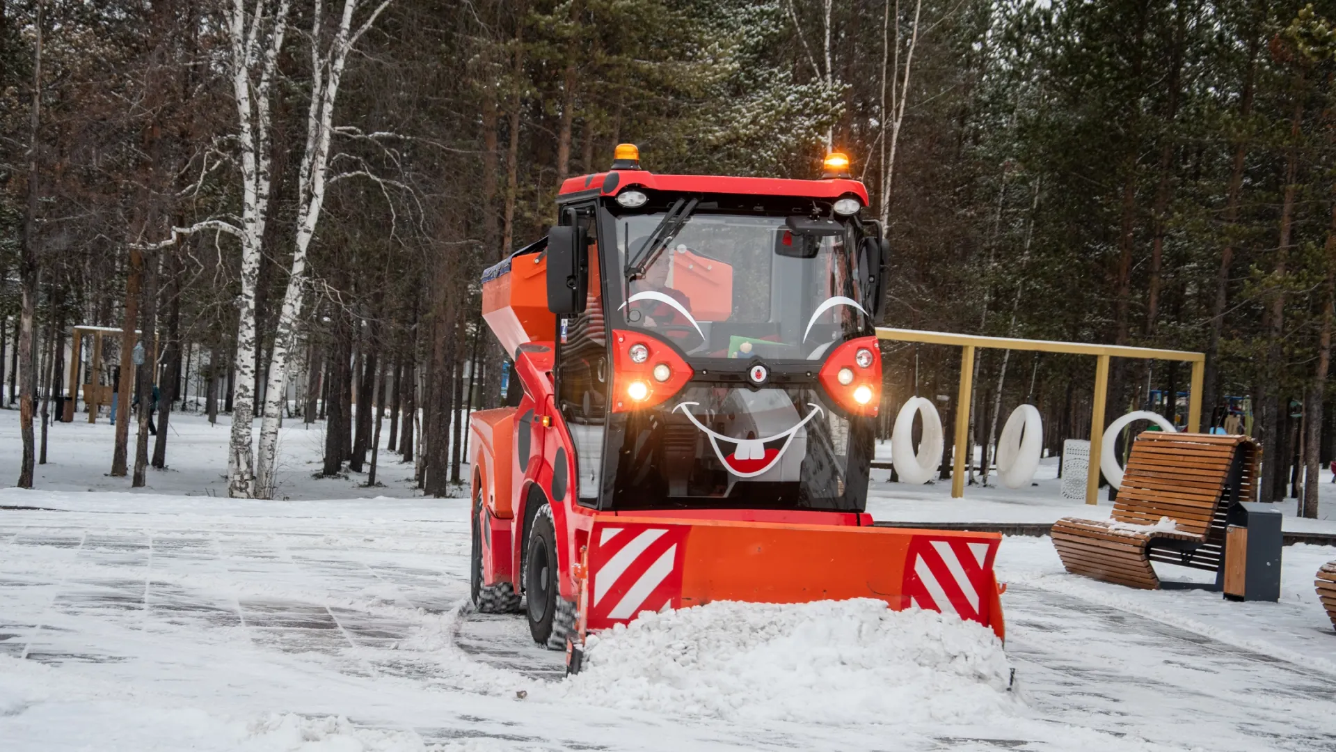Чистить снег - только с улыбкой.