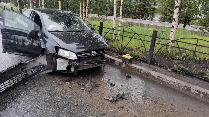 Один из автомобилей получил серьезные повреждения в ДТП. Фото: пресс-служба ГУ МЧС