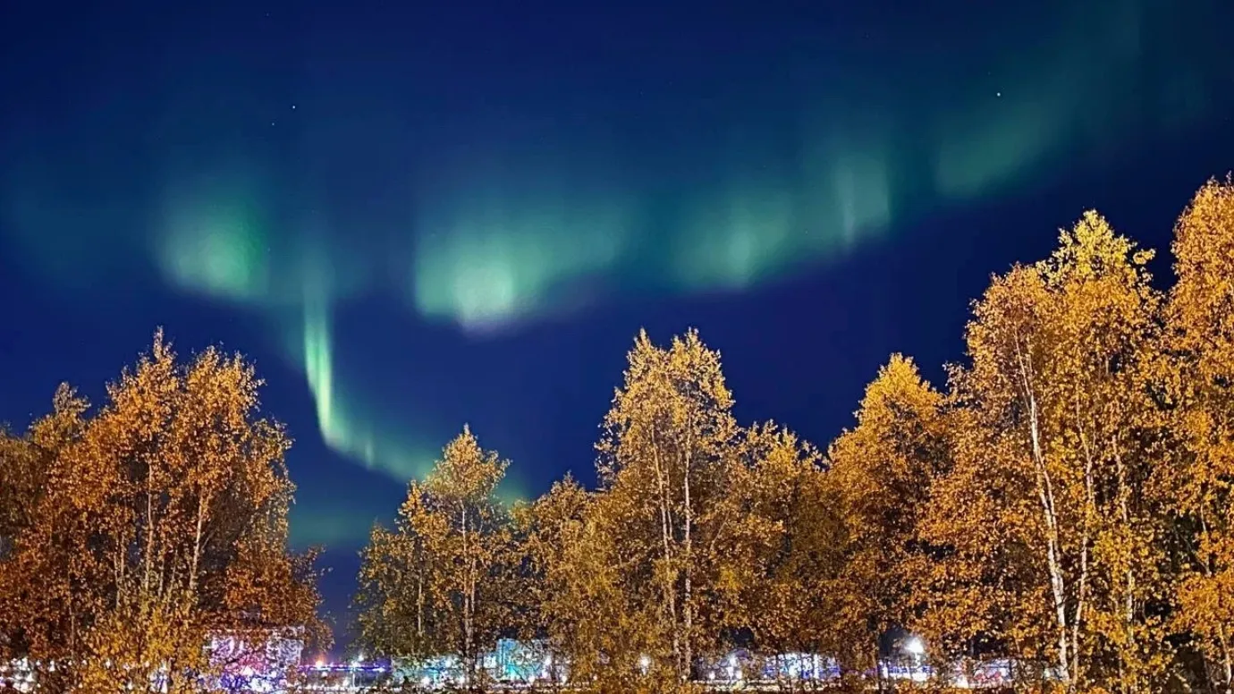 Северным сиянием можно любоваться не только посреди зимы. Фото: vk.com/artyukhov_da