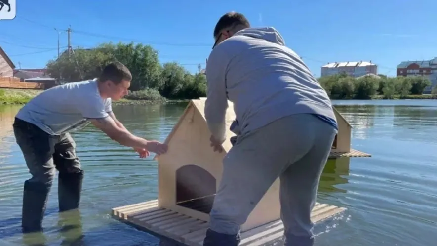 На озере Лебяжье спустили на воду несколько плавучих домиков. Фото: администрация Салехарда