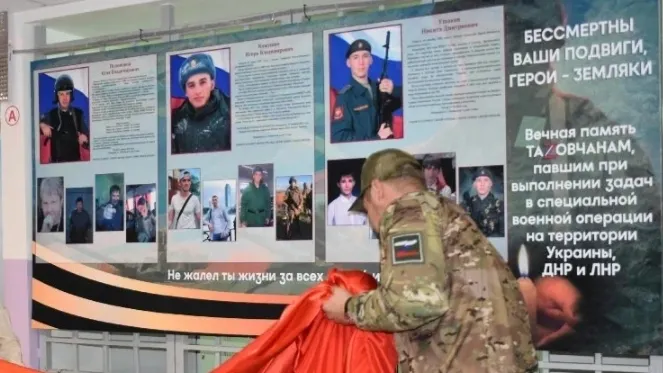 На стенде представлены подробные страницы жизни бойцов. Фото: предоставлено департаментом образования Тазовского района