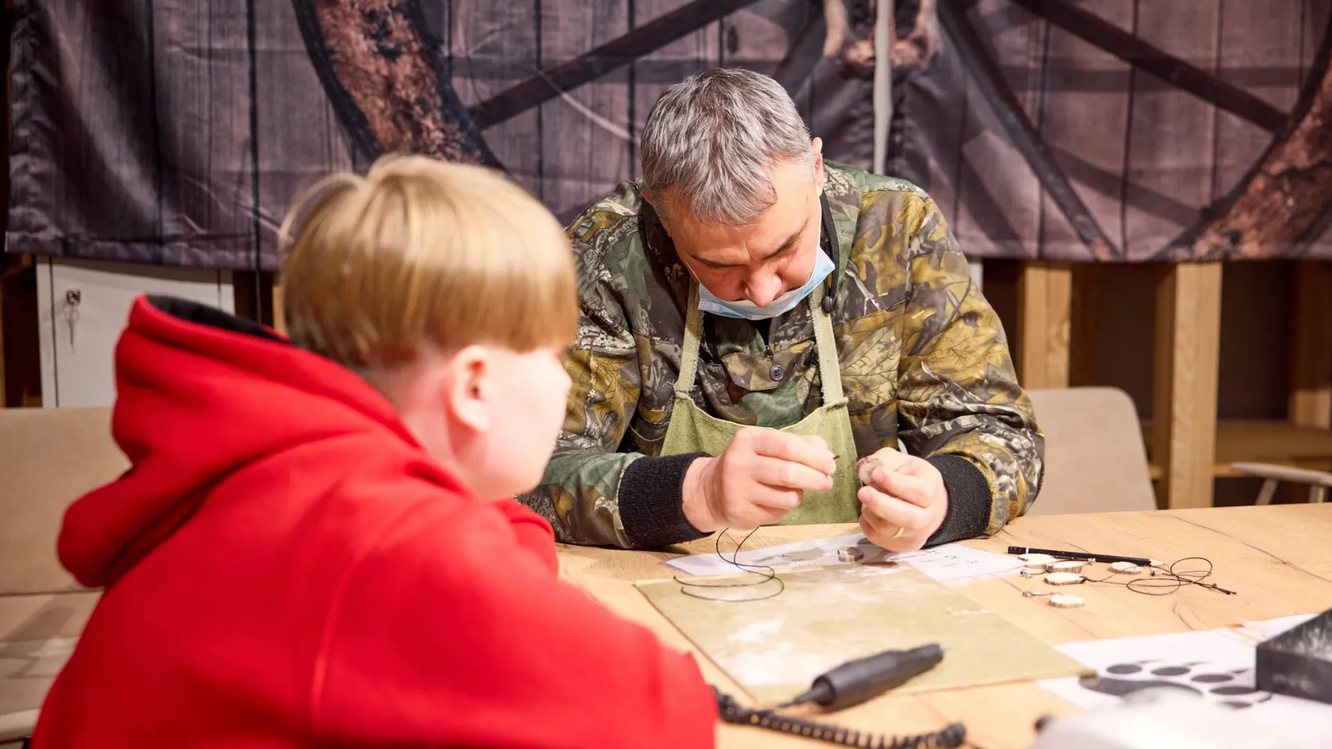 Косторезный мастер-класс. Фото: Юрий Здебский / «Ямал-Медиа»