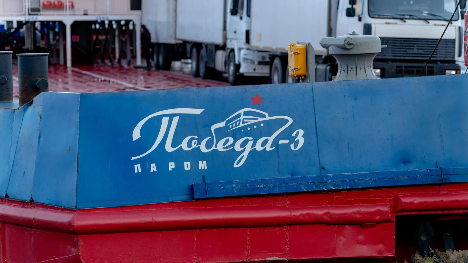 На автомобиле из ЯНАО в ХМАО можно добраться по воде или суше. Фото: Сергей Зубков / «Ямал-Медиа»