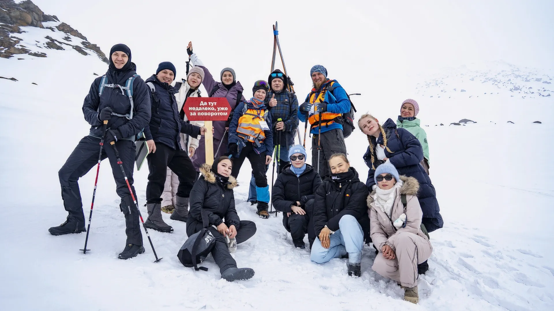 Участники массового восхождения на Рай-Из. Фото: Андрей Сергеев / пресс-служба губернатора ЯНАО