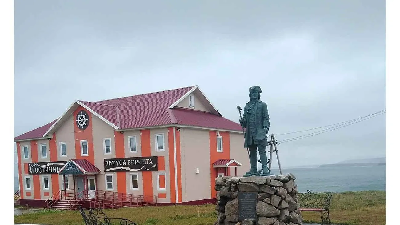 Памятник командору Витусу Берингу украшает центральную площадь села. Фото: Ирина Костюк / «Ямал-Медиа»