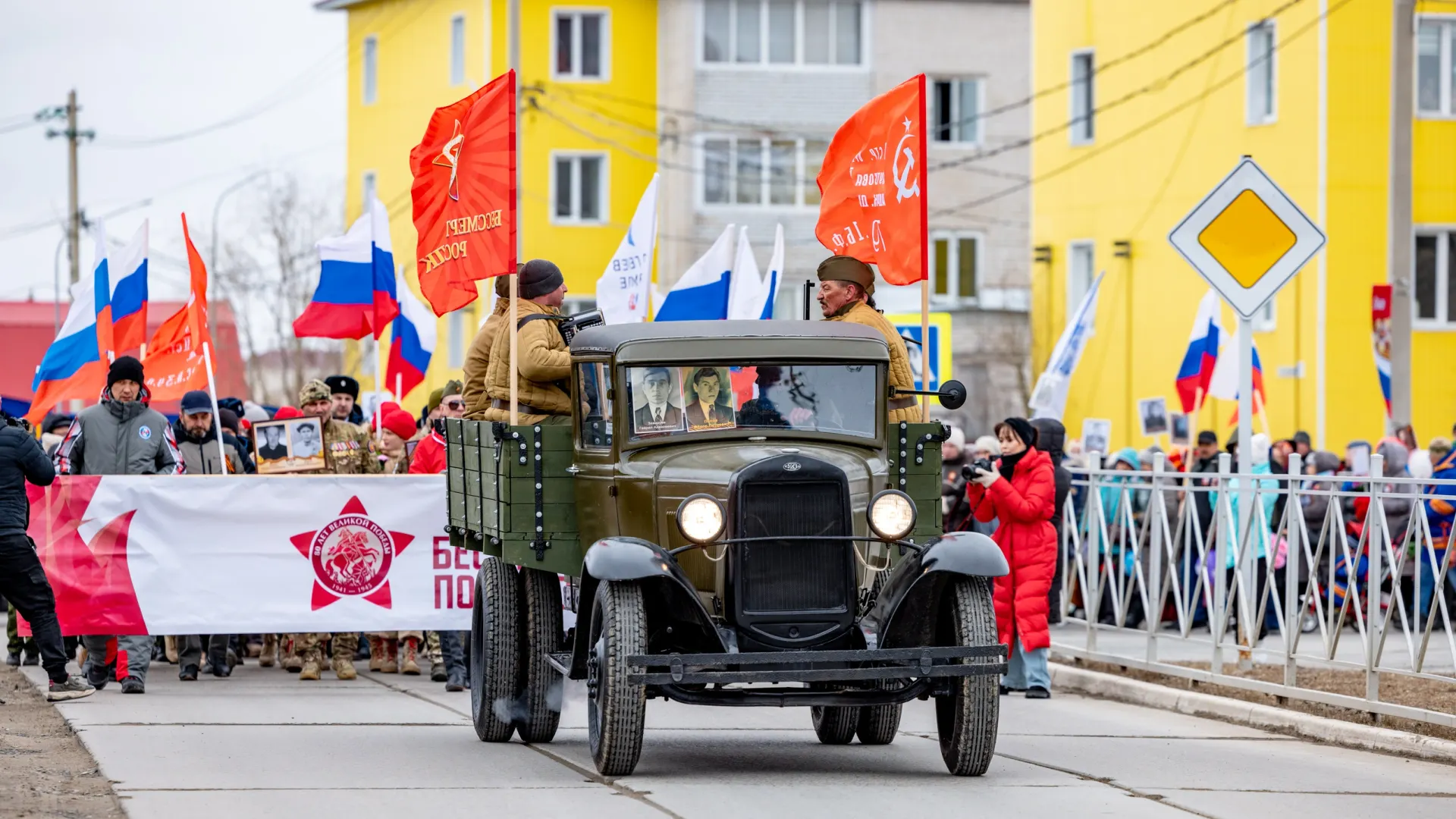 «Бессмертный полк» в селе Мужи. Фото: Сергей Зубков / «Ямал-Медиа»