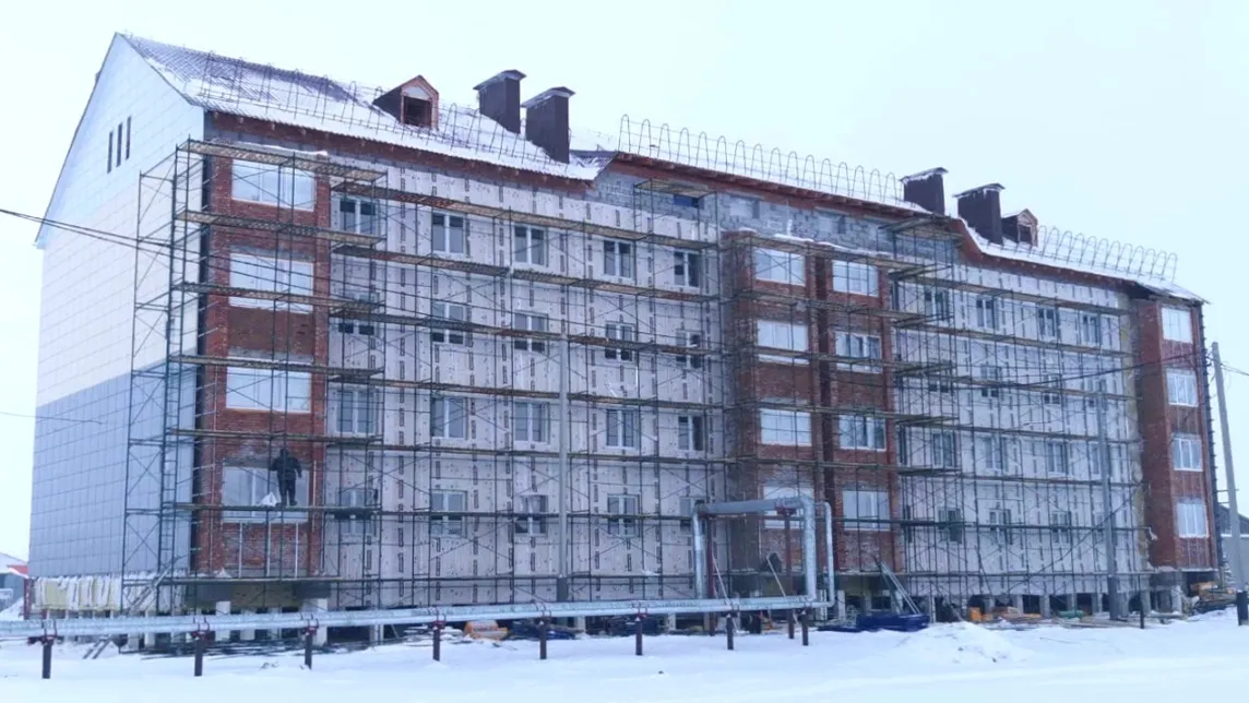В четырехэтажном доме завершаются работы по устройству фасада и отделке помещений. Фото: предоставлено пресс-службой губернатора ЯНАО