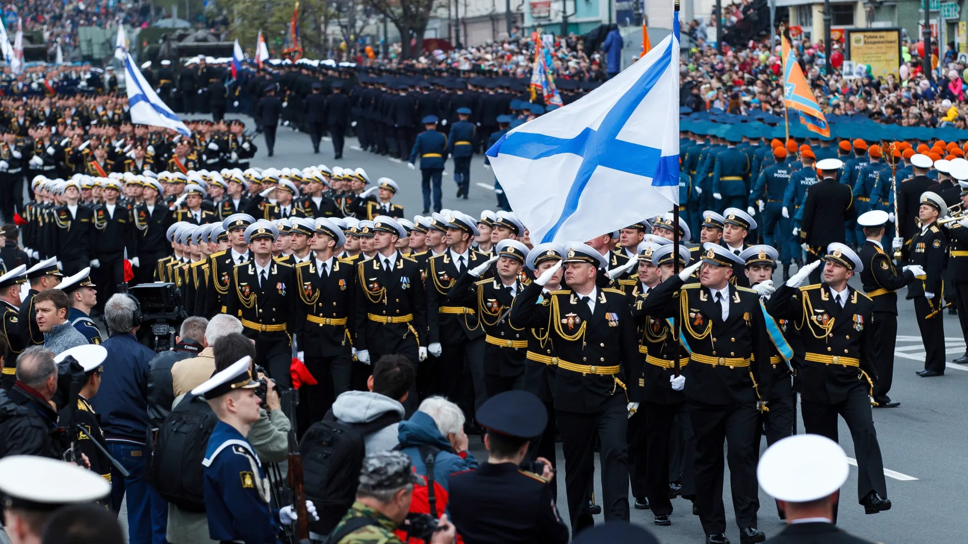 Подразделения ВМФ на параде во Владивостоке, 2015. Фото: Alexander Khitrov / Shutterstock / Fotodom