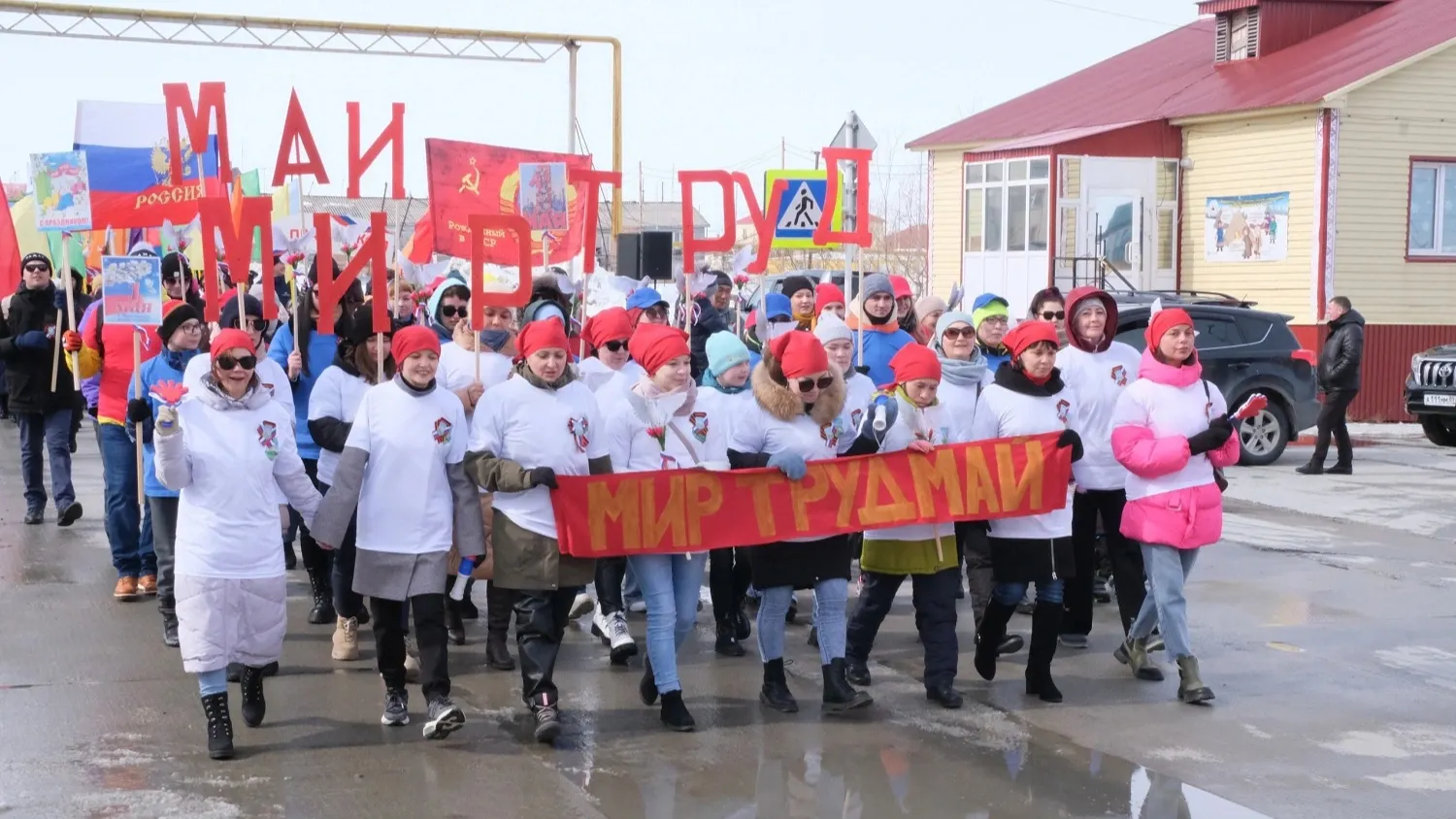 Праздничные колонны тазовчане украшают в лучших традициях демонстраций трудящихся. Фото: vk.com/tasu89
