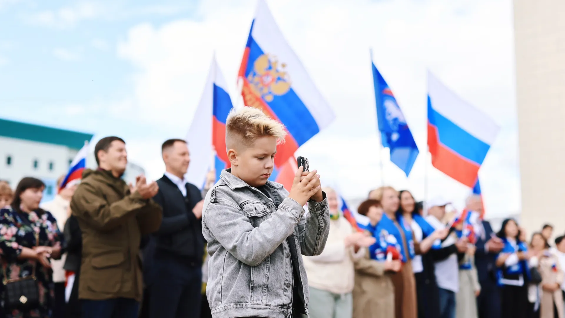 Этот стильный молодой человек просто нам понравился. Классная прическа!