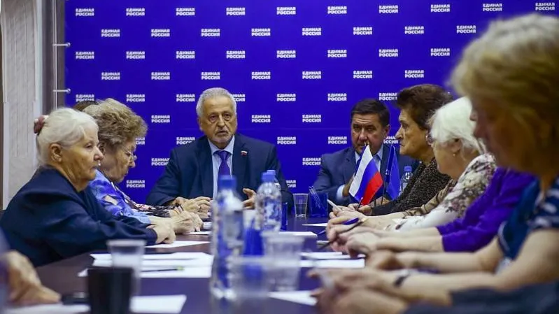 На первом тематическом приеме салехардцам рассказали, как на работу медиков влияет нацпроект «Здравоохранение». Фото: Владислав Мояк / КРАСНЫЙ СЕВЕР