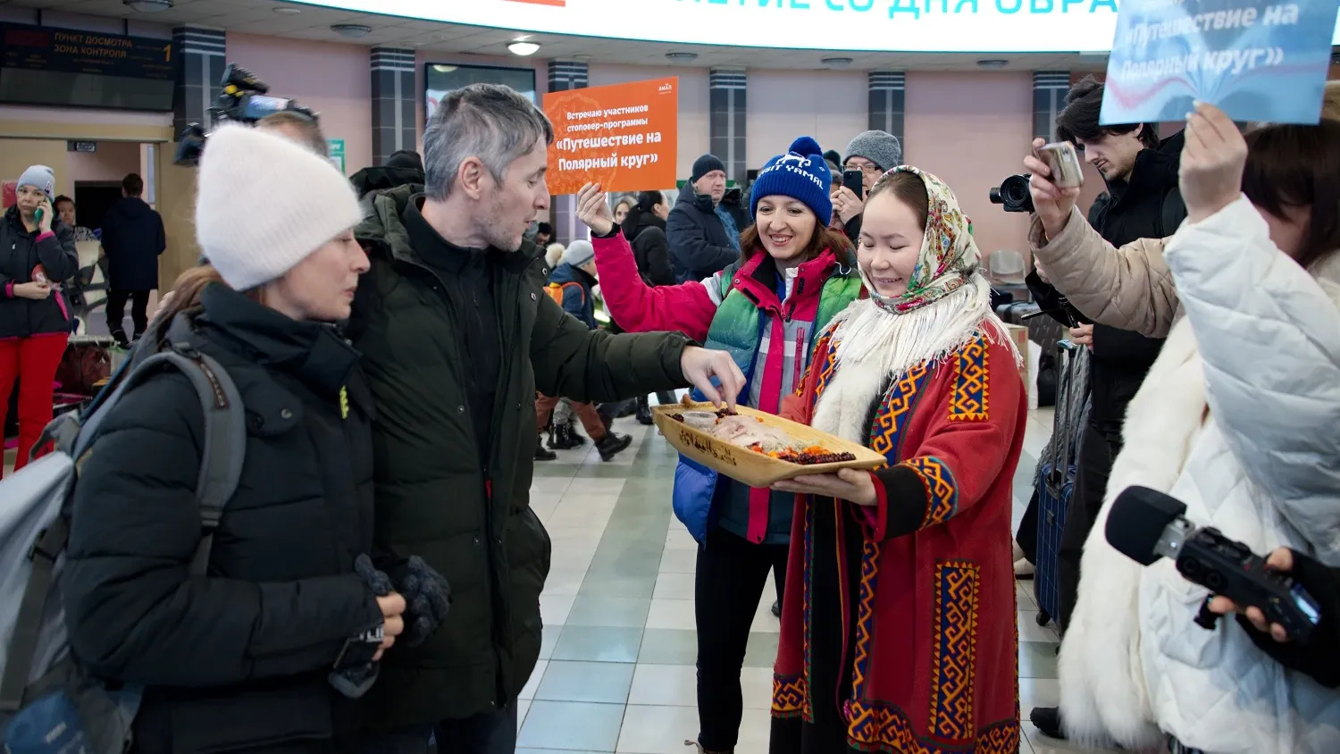 Участникам стоповера предлагают транзит до гостиницы, ночевку в ней, пересечение 66 параллели. Фото: Василий Петров / "Ямал-Медиа"