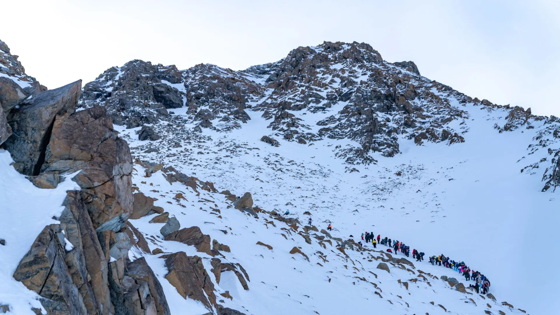Горы — не только источник пресной воды, места обитания уникальных животных и растений, но и центр притяжения романтиков. Фото: Сергей Зубков / "Ямал-Медиа"