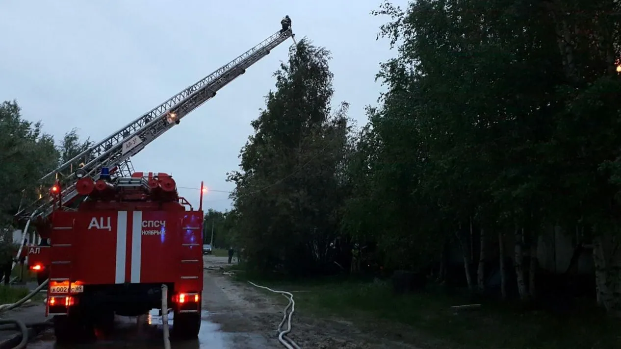 Пожар в расселенном доме, Ноябрьск. Фото: ГУ МЧС России по ЯНАО