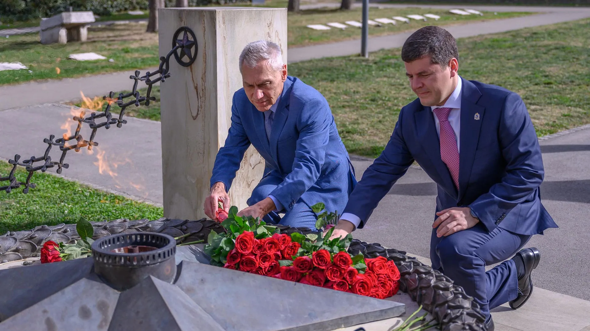 Губернатор и посол России возложили цветы. Фото предоставлено пресс-службой губернатора ЯНАО