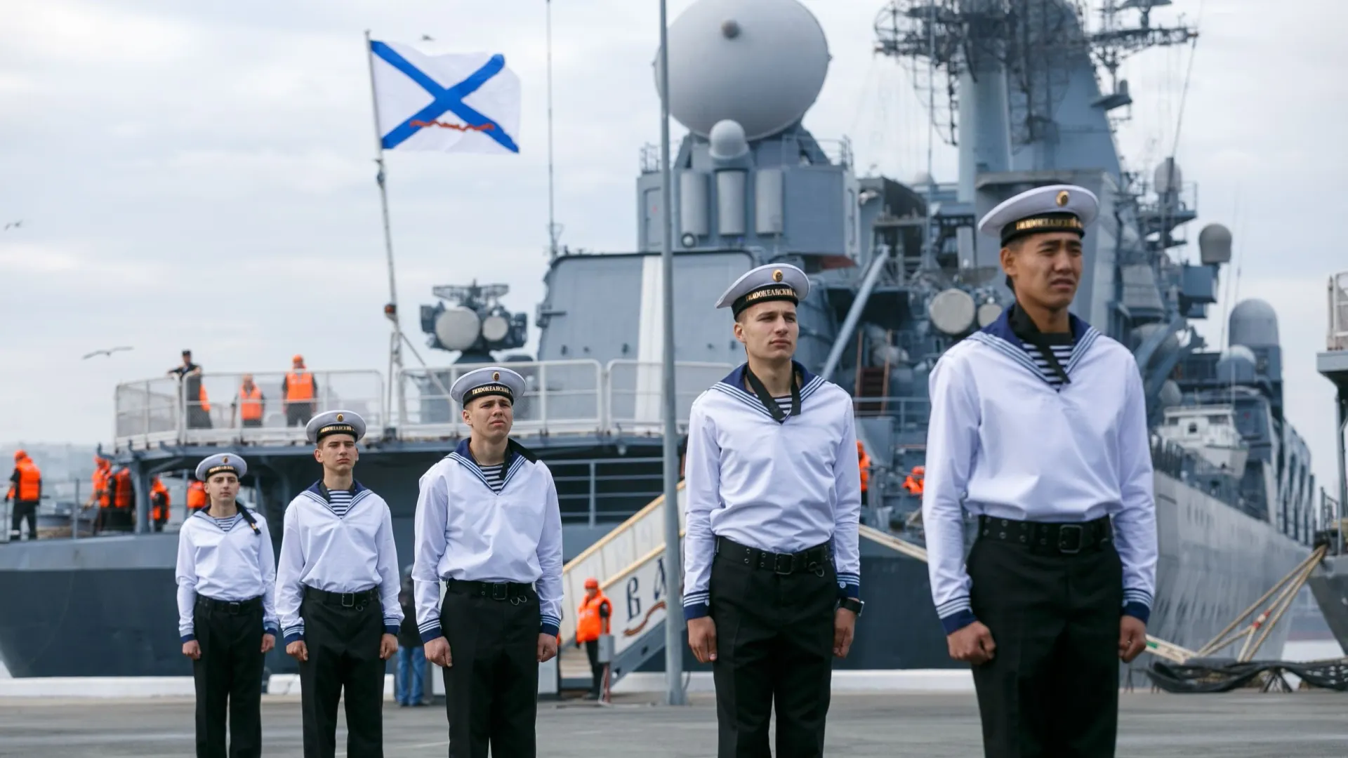 Моряки Тихоокеанского флота перед крейсером «Варяг». Фото: Alexander Khitrov / Shutterstock / Fotodom
