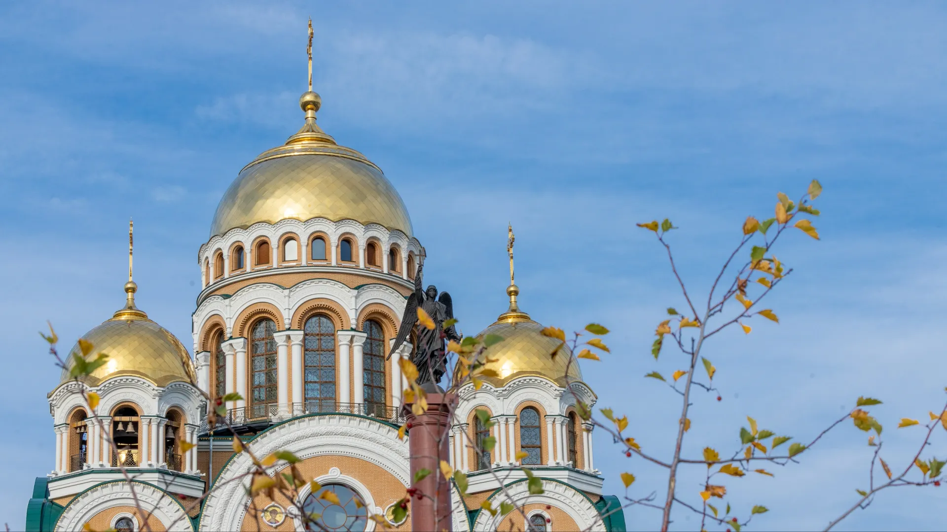 Собор Преображения Господня — самый  большой храмовый комплекс в регионе. Фото: Фёдор Воронов / «Ямал-Медиа»