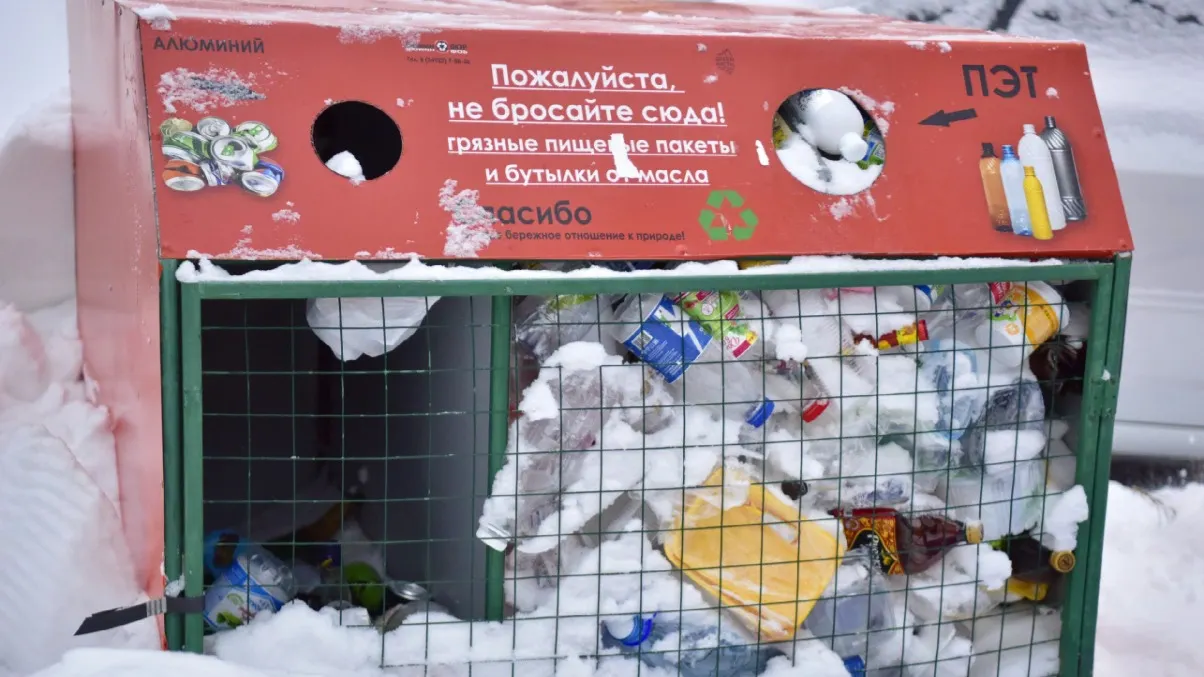 На контейнерах по раздельному сбору тары указано — что можно отправить на переработку, а что для этого не годится. Фото: Андрей Ткачев/«Ямал-Медиа»