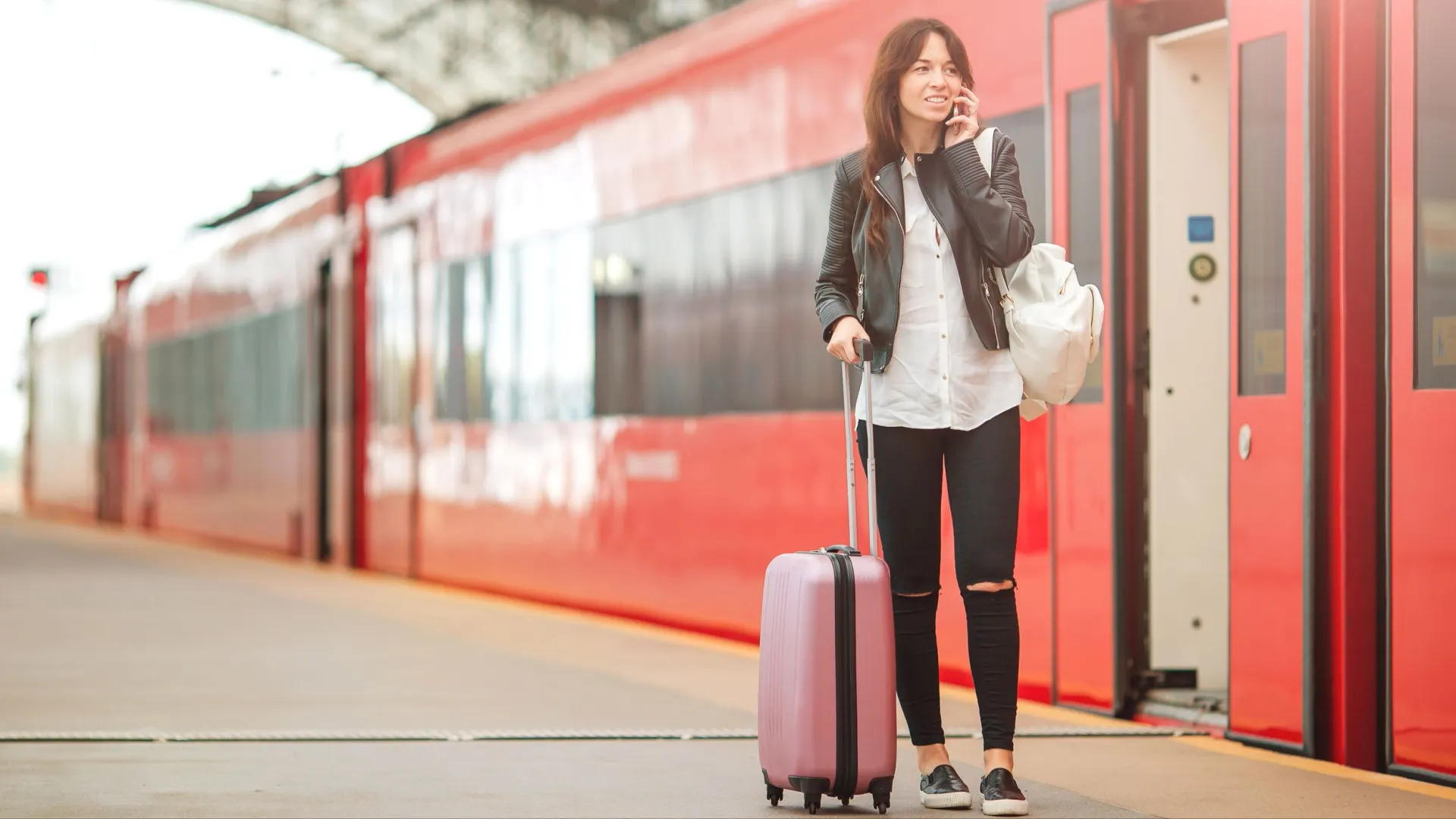 Звонки по телефону никто не запрещает. Фото: TravnikovStudio / Shutterstock / Fotodom