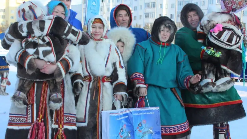 Худи-Сэротэтто мяд’ тер’’«Кочевая семья» конкурсхана пирдырмы’’. Сидяӈг: А.Яптик’ тадтавы