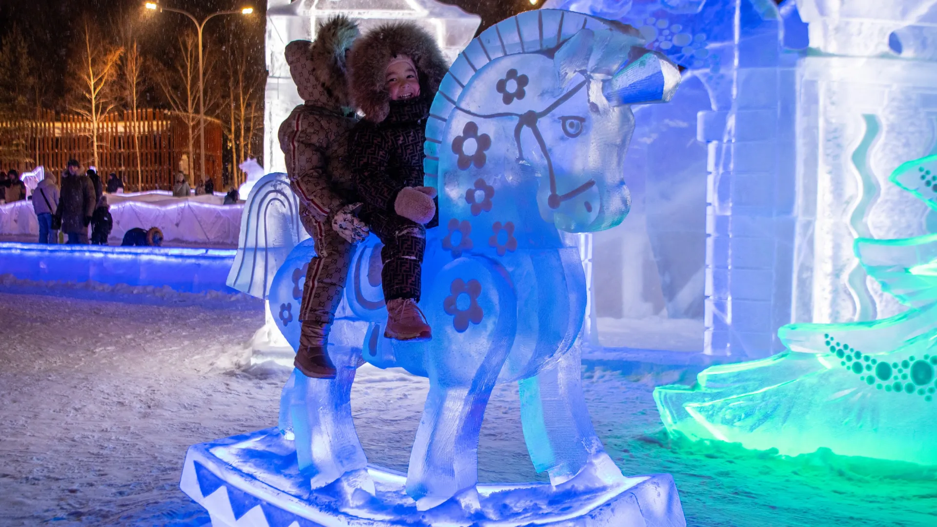 Ледовый городок уже оценила ноябрьская малышня. Фото: Юрий Здебский / «Ямал-Медиа»