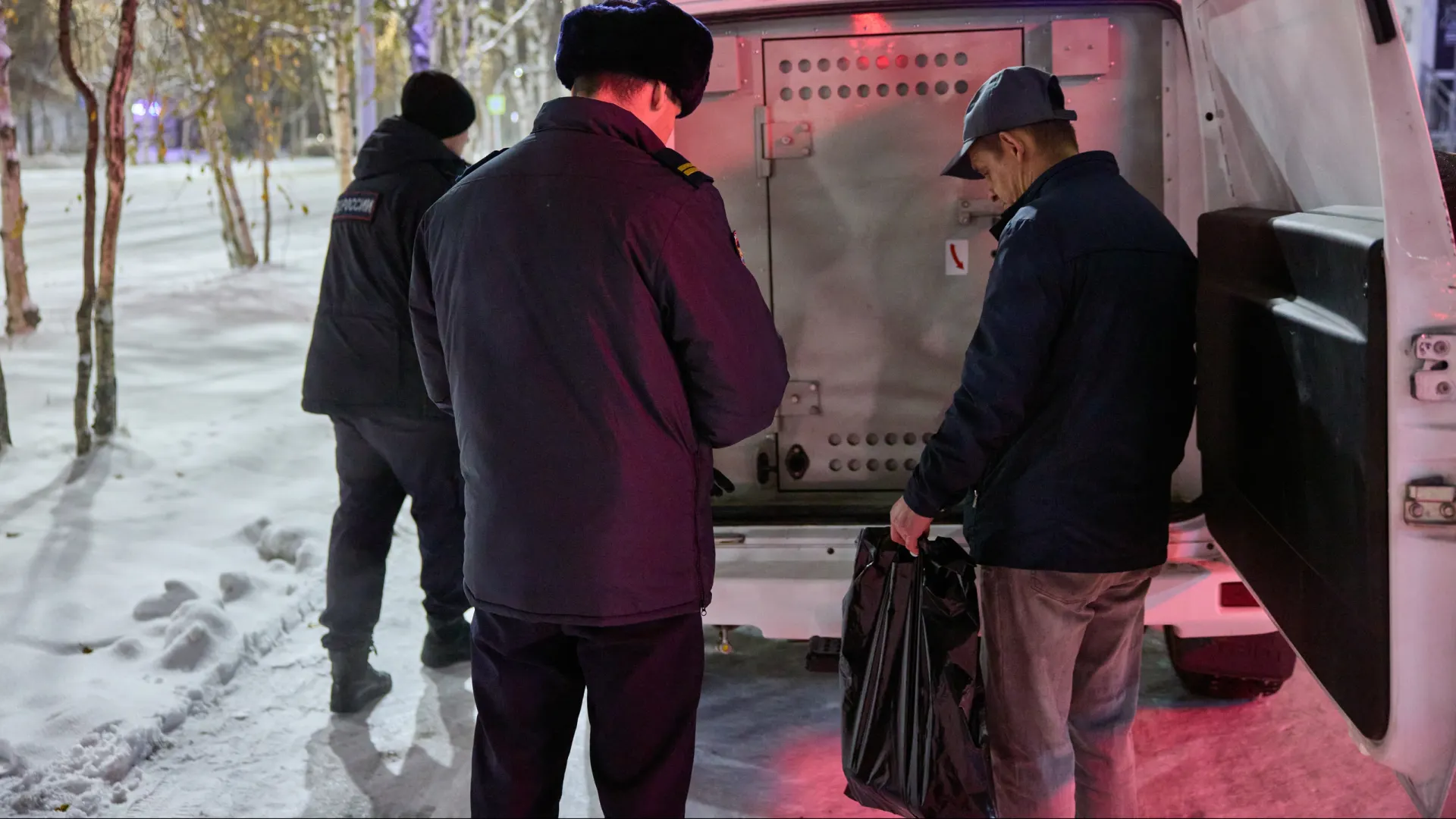 На ночевку в отделение полиции доставят пьяного. Фото: Юрий Здебский / «Ямал-Медиа»