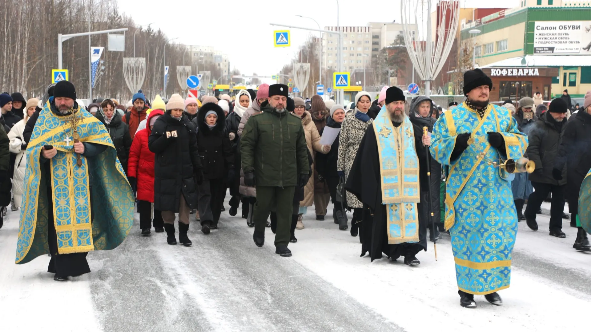 Крестный ход 4 ноября в Ноябрьске. Фото: официальная группа прихода Архангельского храма / vk.com/hram_noyabrsk
