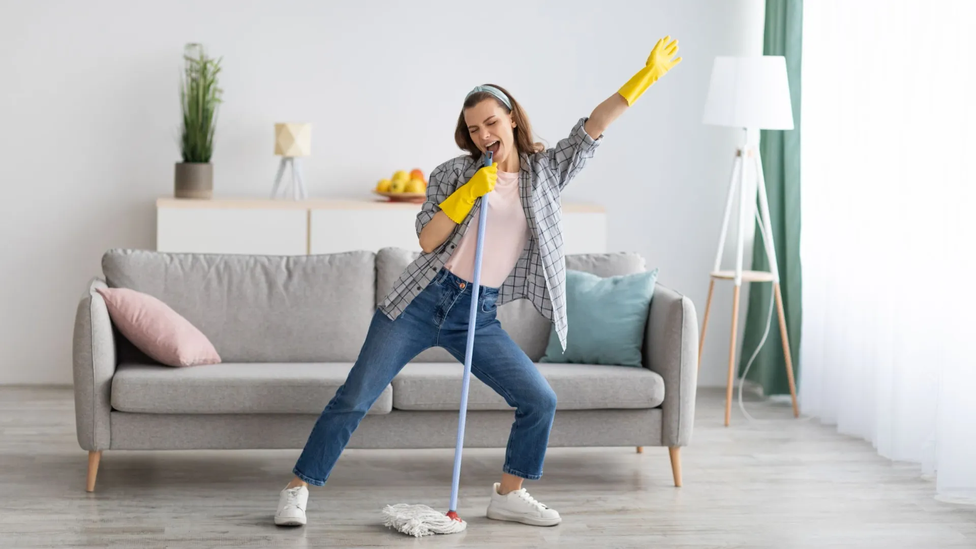 После уборки в доме ваша жизнь обязательно наладится. Фото: Prostock-studio / Shutterstock / Fotodom
