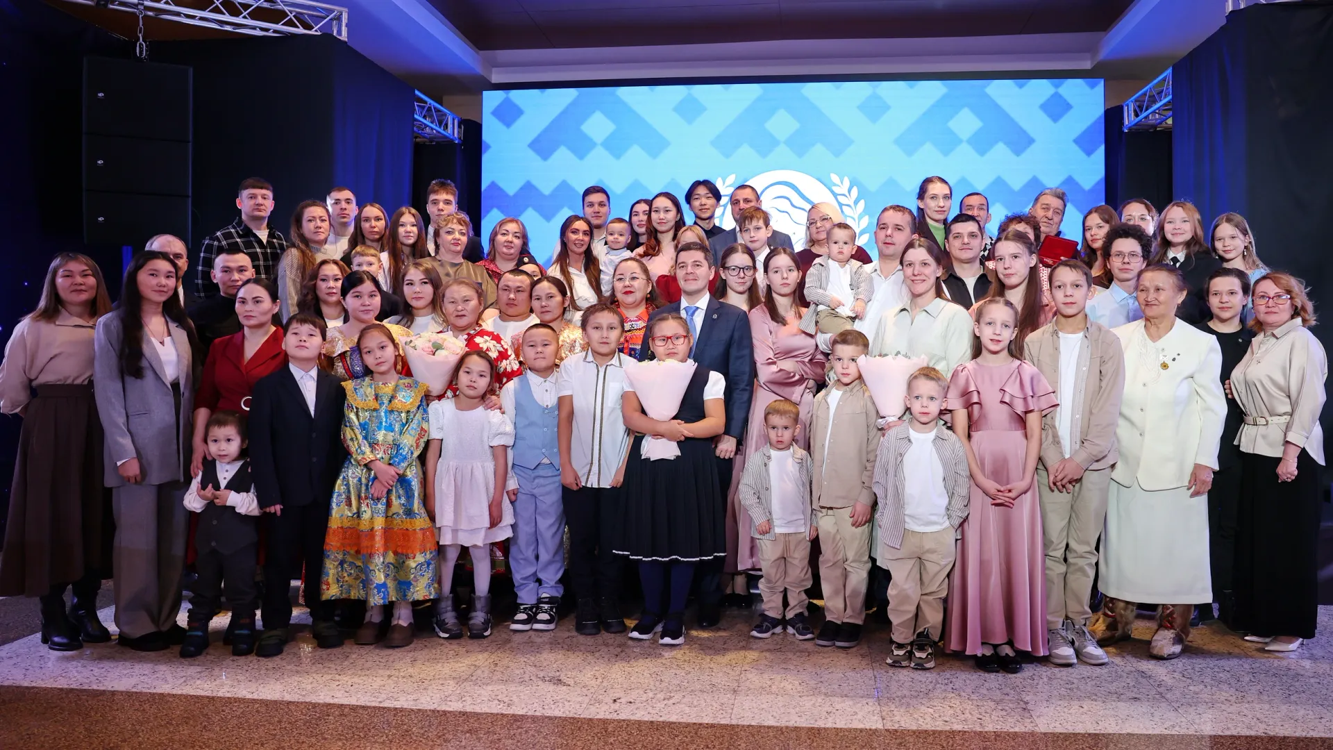 Глава ЯНАО и многодетные семьи, получившие награды накануне Дня матери. Фото: Андрей Ткачёв / «Ямал-Медиа»