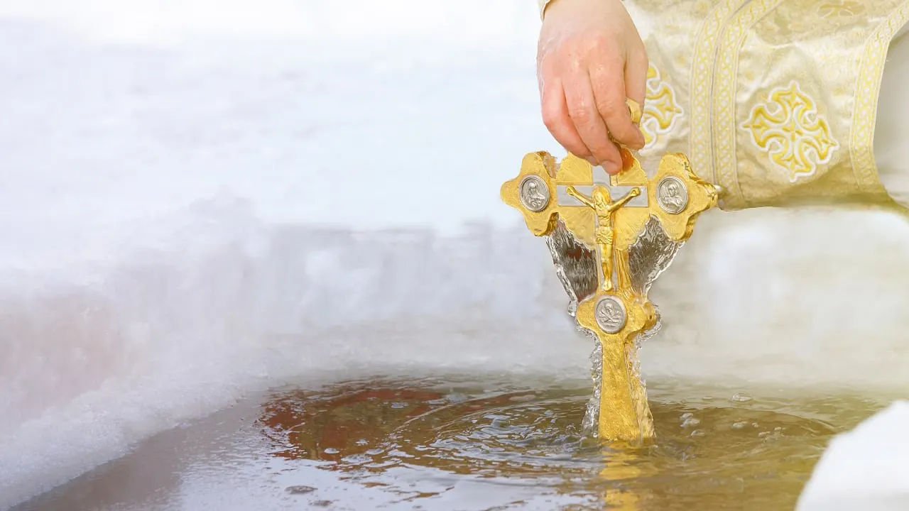 На Крещение вода во всех источниках считается освященной. Фото: Ivan_Karpov / shutterstock.com / Fotodom