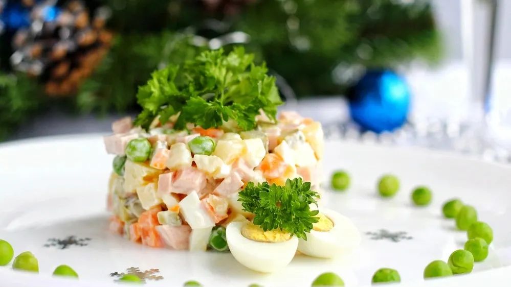 Оливье, конечно, вкусен, но дает огромную нагрузку на пищеварительную систему. Фото: Ekaterina Rubtsova / shutterstock.com / Fotodom